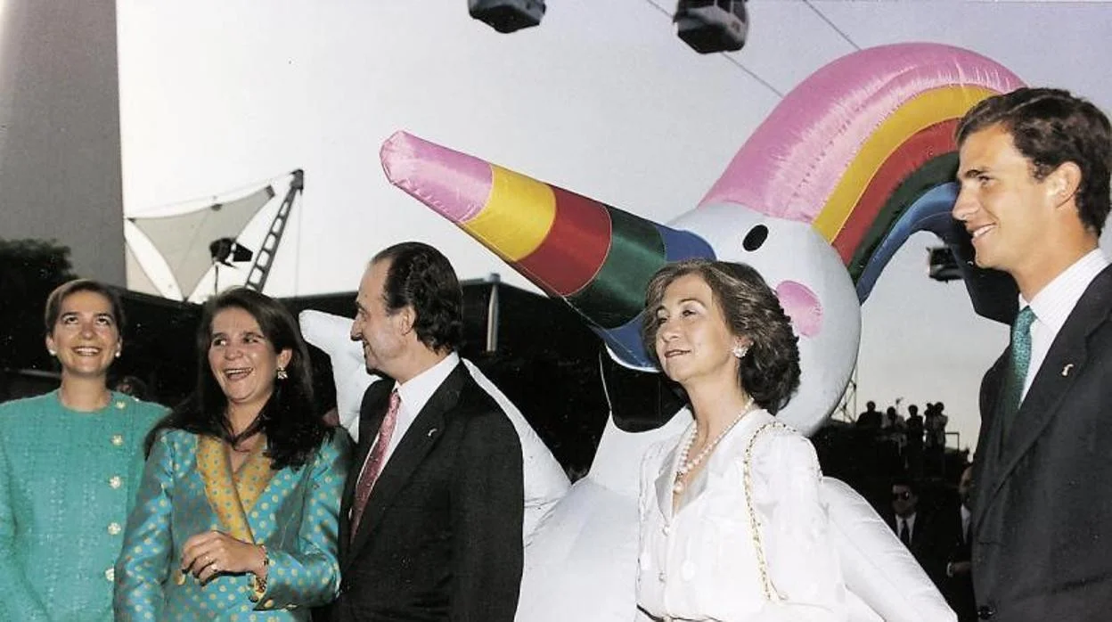 Fotografía del ABC - Reyes de España con la mascota Curro